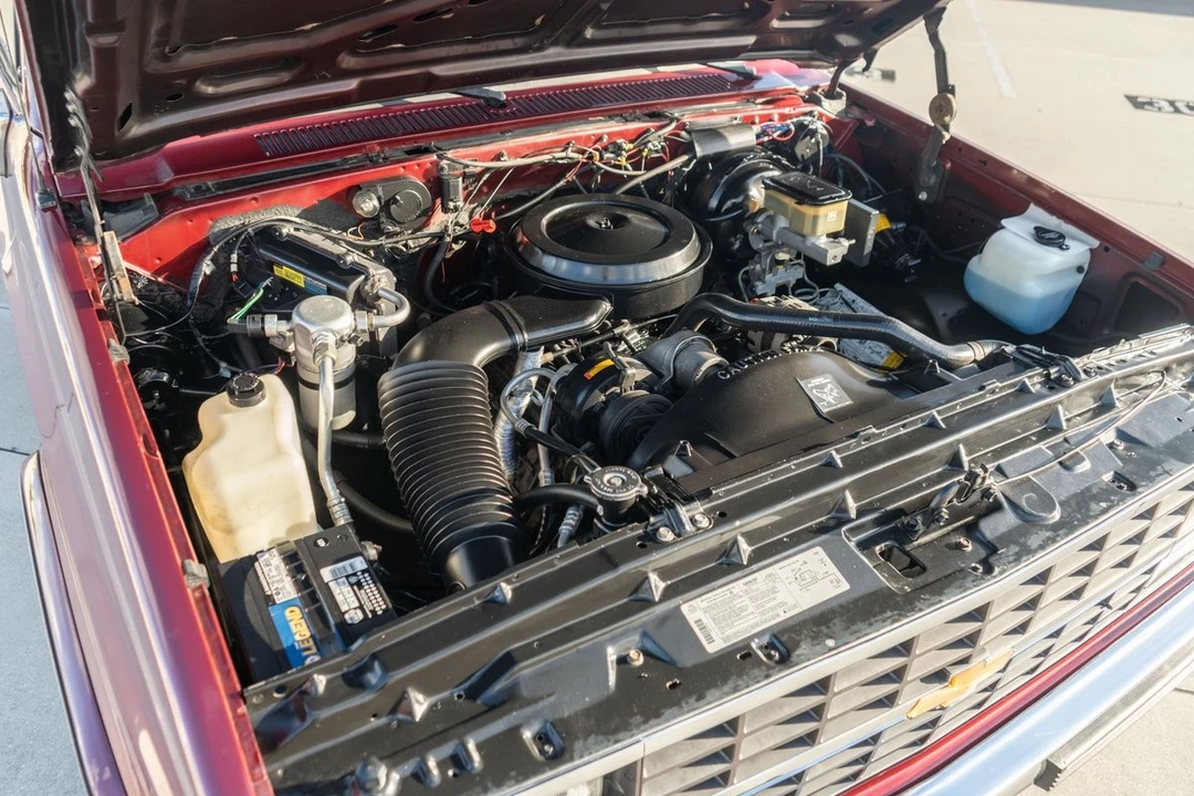 1990 Chevrolet Suburban 7th Gen - Image 9 of 21