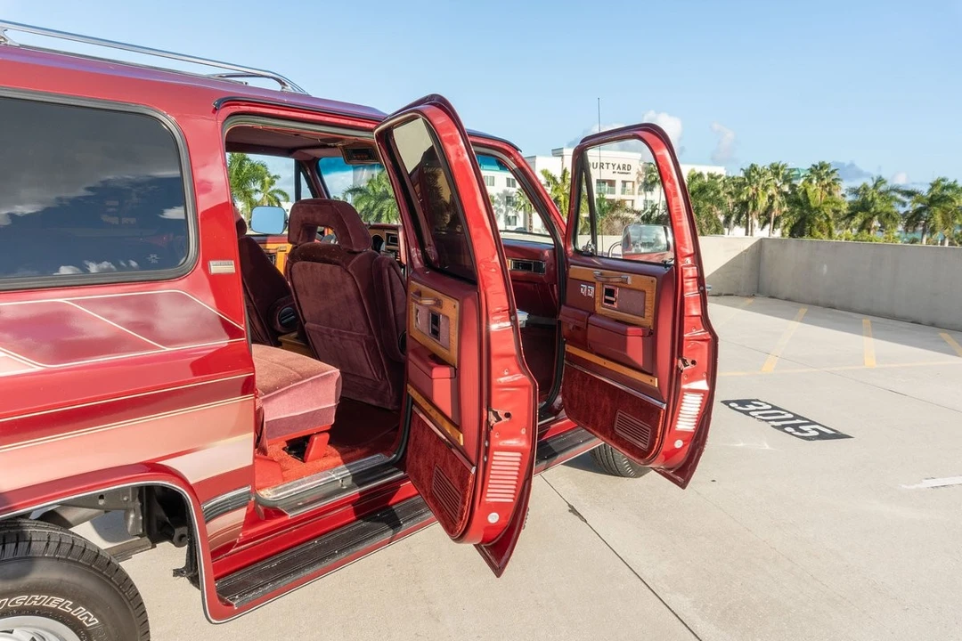 1990 Chevrolet Suburban 7th Gen - Image 20 of 21