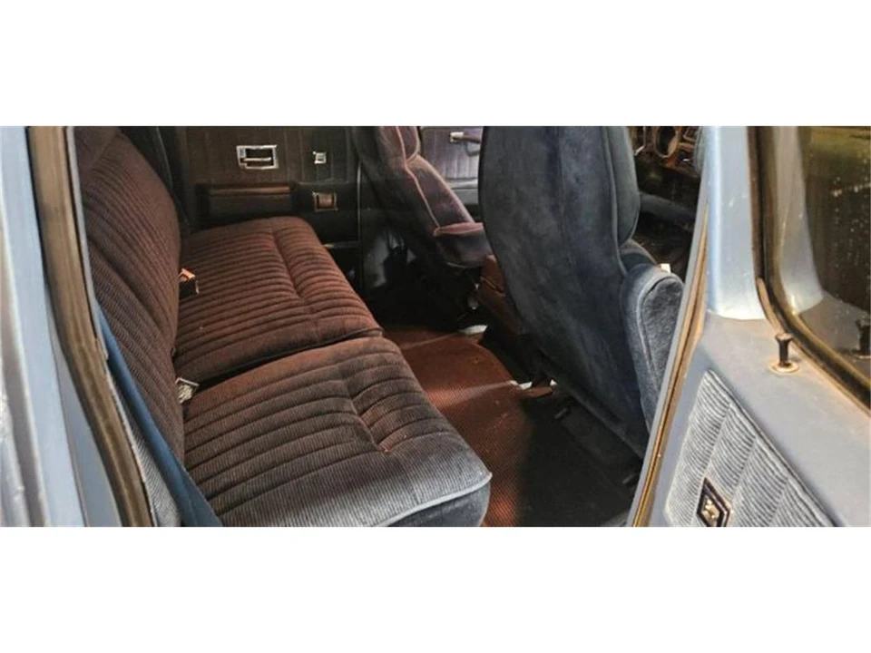1990 Chevrolet Suburban 7th Gen - Image 7 of 23