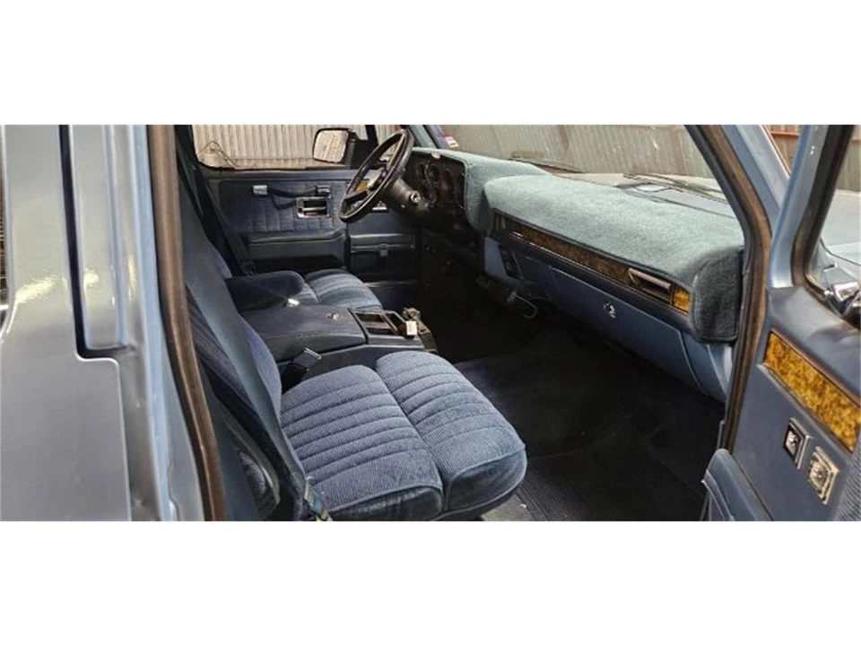 1990 Chevrolet Suburban 7th Gen - Image 13 of 23