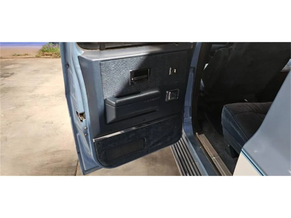 1990 Chevrolet Suburban 7th Gen - Image 16 of 23