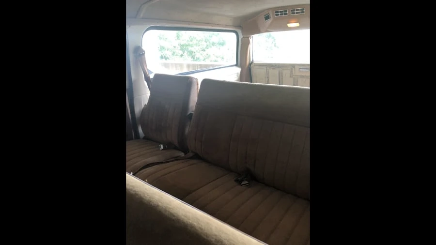 1990 Chevrolet Suburban 7th Gen - Image 4 of 8