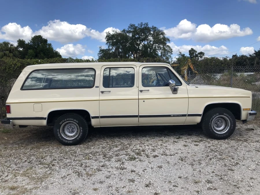 1990 Chevrolet Suburban 7th Gen - Image 2 of 8