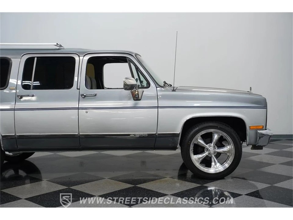 1990 Chevrolet Suburban 7th Gen - Image 28 of 31