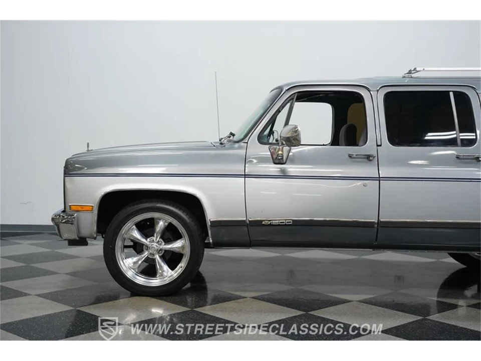 1990 Chevrolet Suburban 7th Gen - Image 21 of 31