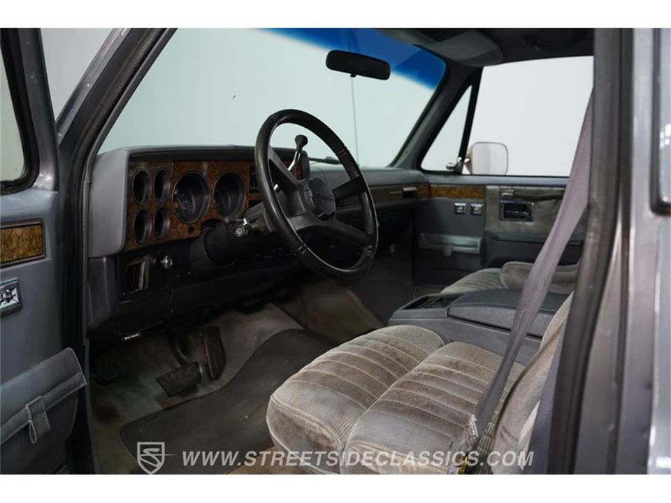1990 Chevrolet Suburban 7th Gen - Image 2 of 31