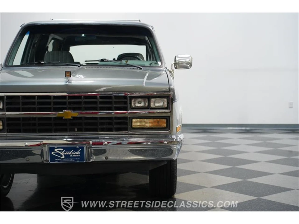 1990 Chevrolet Suburban 7th Gen - Image 18 of 31