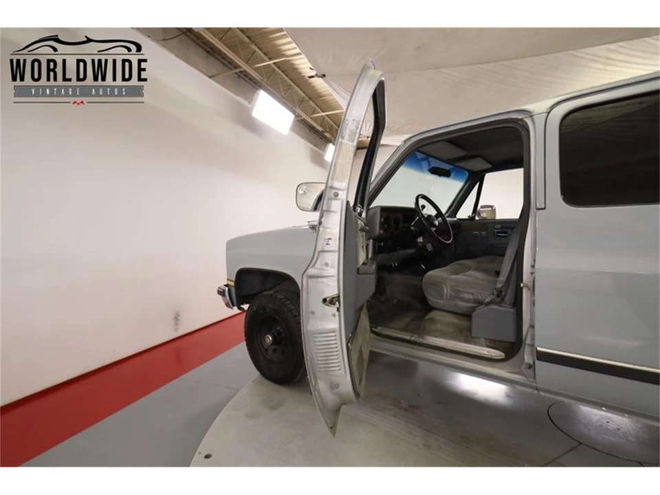 1990 Chevrolet Suburban 7th Gen - Image 22 of 31