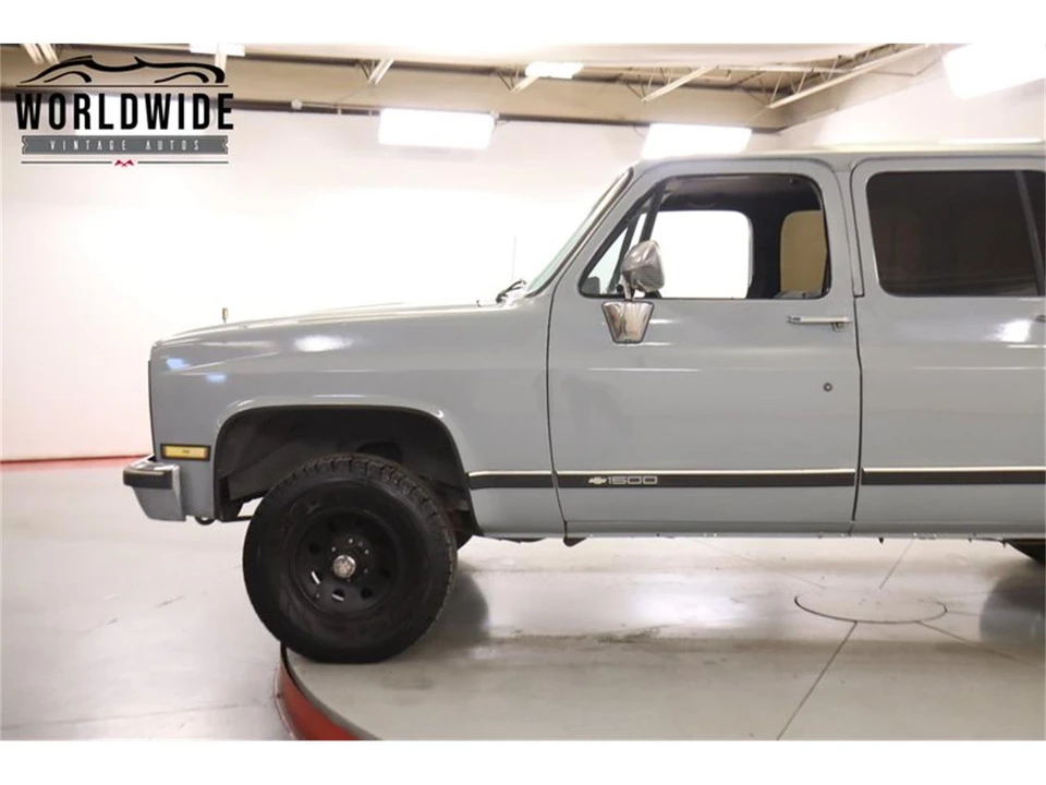 1990 Chevrolet Suburban 7th Gen - Image 7 of 31