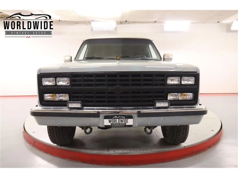 1990 Chevrolet Suburban 7th Gen - Image 13 of 31