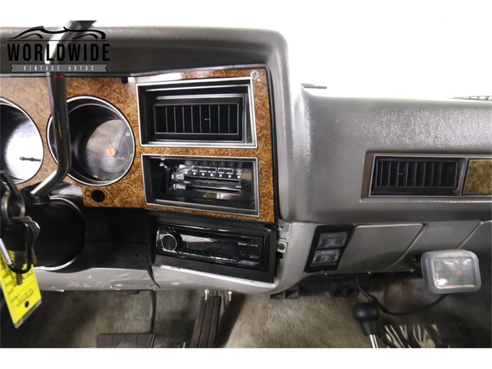 1990 Chevrolet Suburban 7th Gen - Image 28 of 31