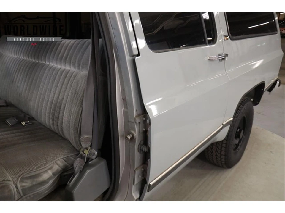 1990 Chevrolet Suburban 7th Gen - Image 23 of 31