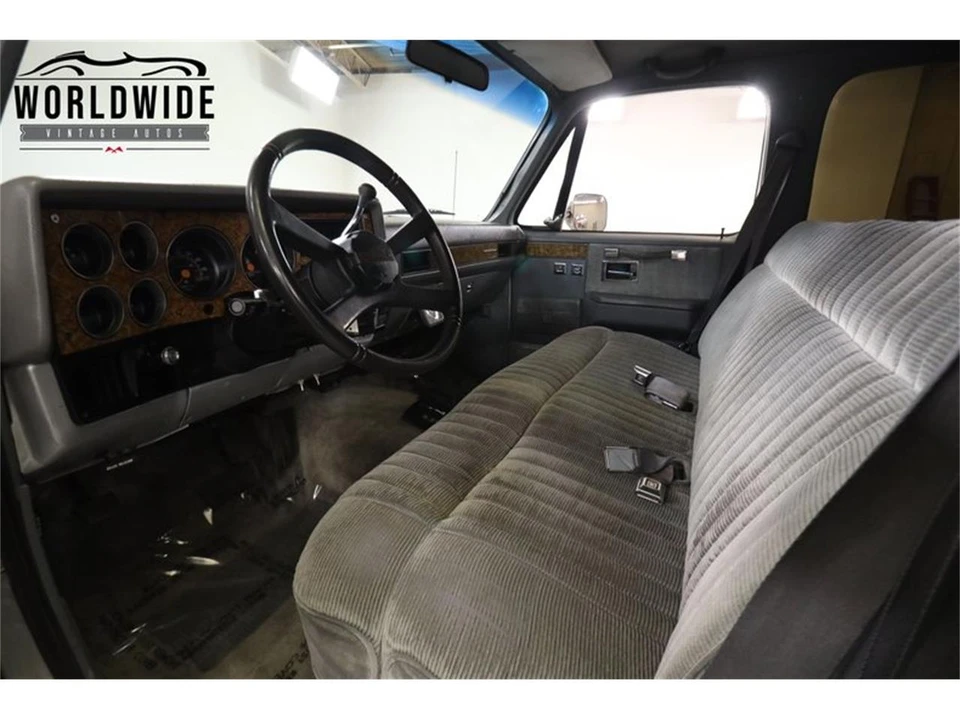 1990 Chevrolet Suburban 7th Gen - Image 26 of 31