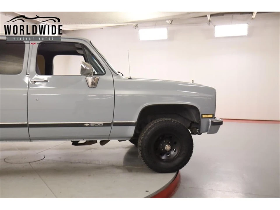 1990 Chevrolet Suburban 7th Gen - Image 8 of 31