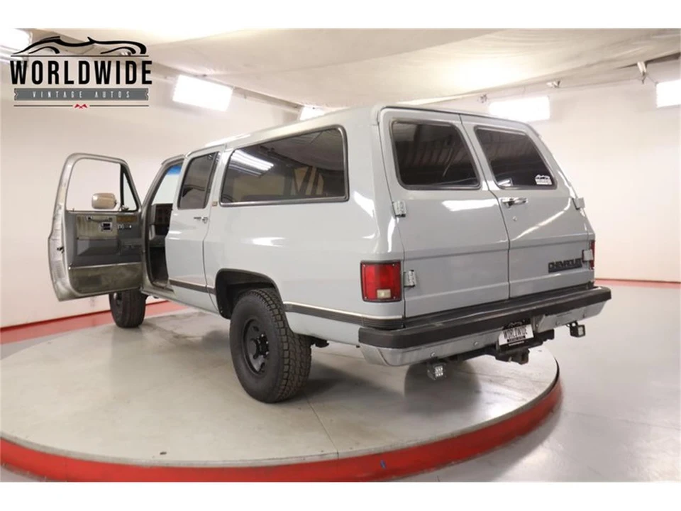 1990 Chevrolet Suburban 7th Gen - Image 21 of 31