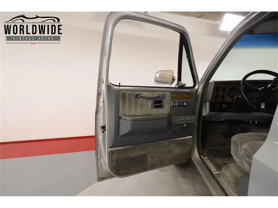 1990 Chevrolet Suburban 7th Gen - Image 24 of 31