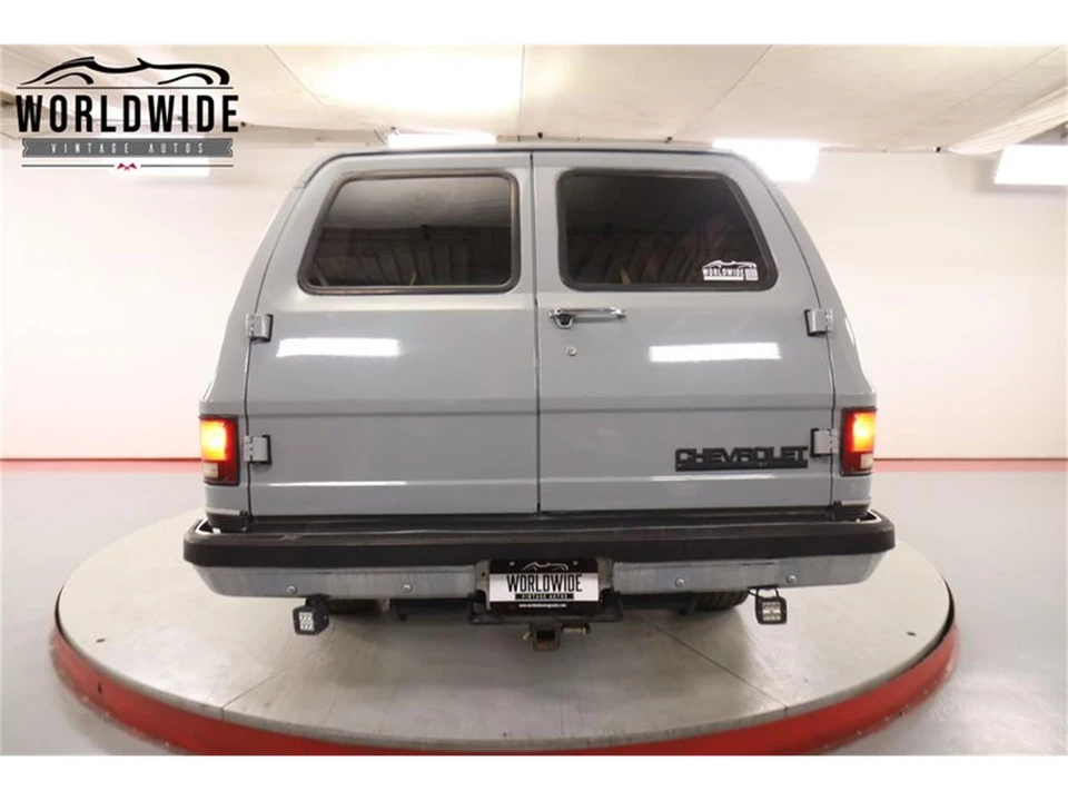 1990 Chevrolet Suburban 7th Gen - Image 15 of 31