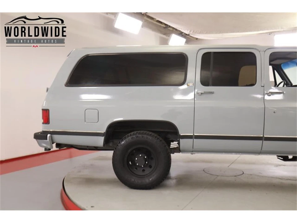 1990 Chevrolet Suburban 7th Gen - Image 9 of 31