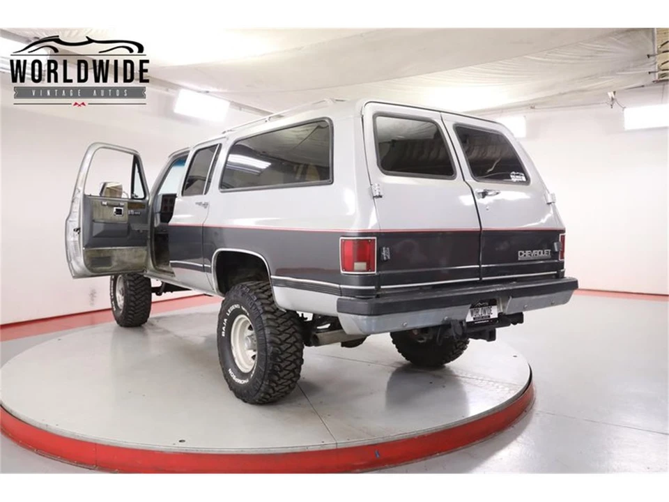1990 Chevrolet Suburban 7th Gen - Image 19 of 31