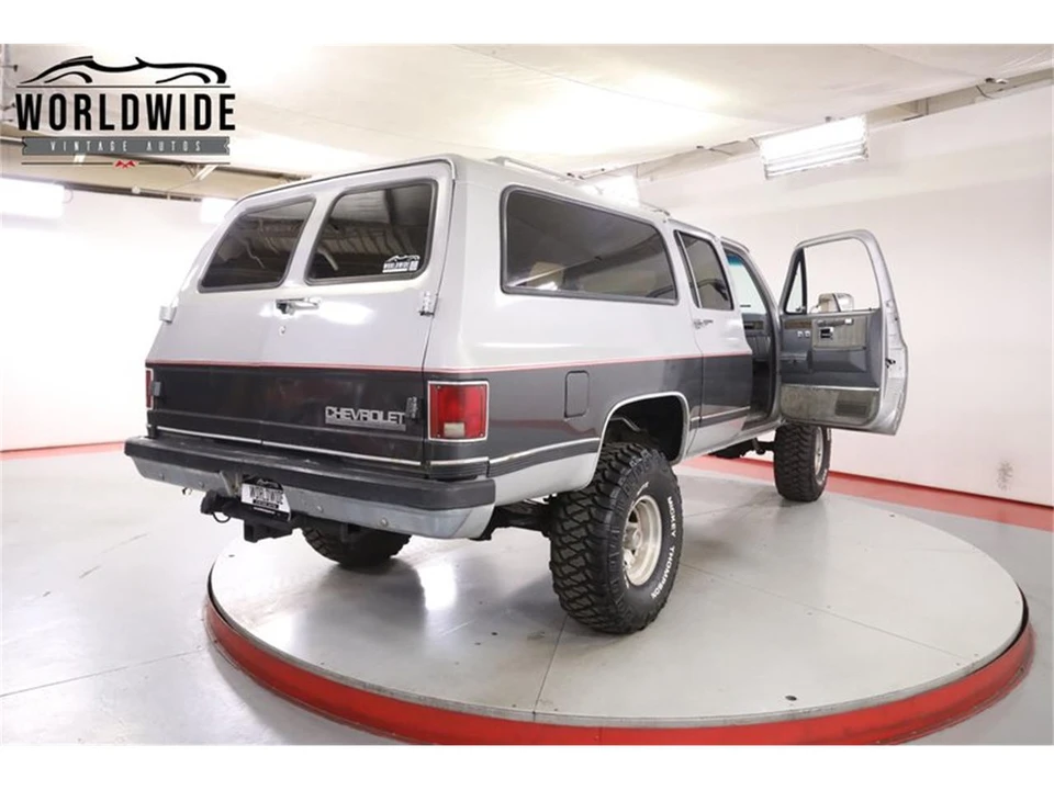 1990 Chevrolet Suburban 7th Gen - Image 29 of 31
