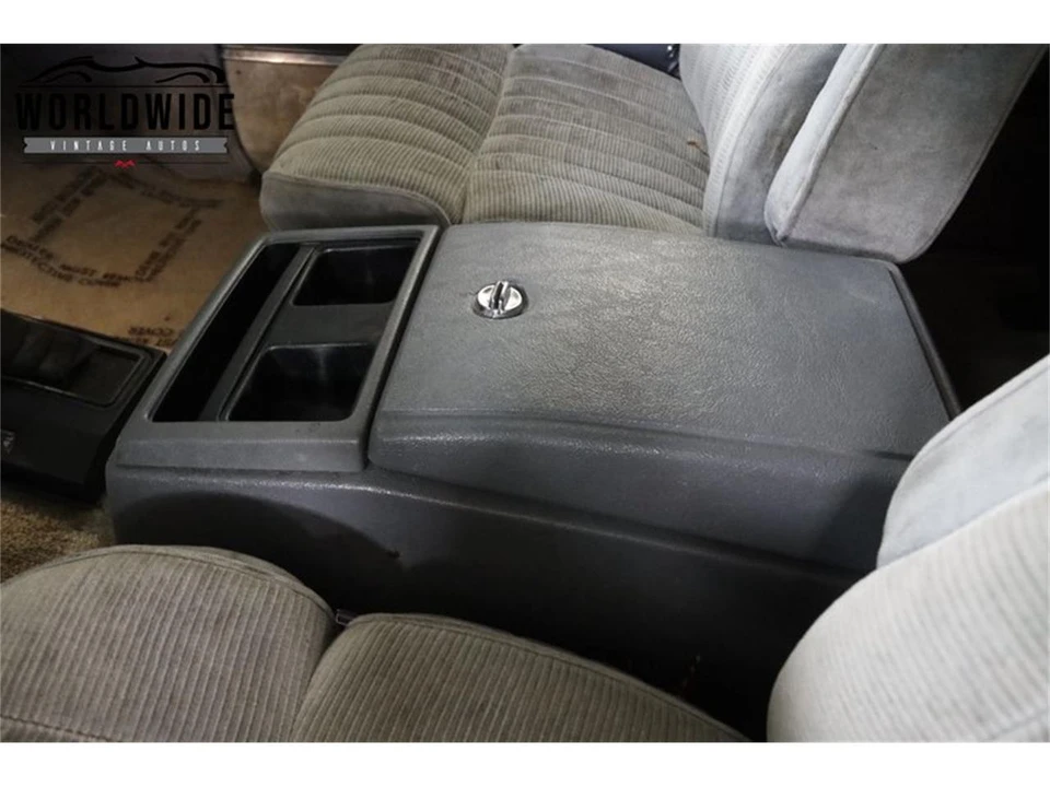 1990 Chevrolet Suburban 7th Gen - Image 27 of 31
