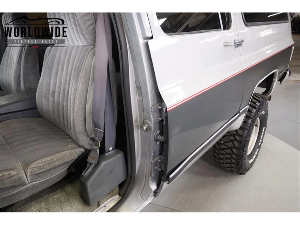 1990 Chevrolet Suburban 7th Gen - Image 21 of 31