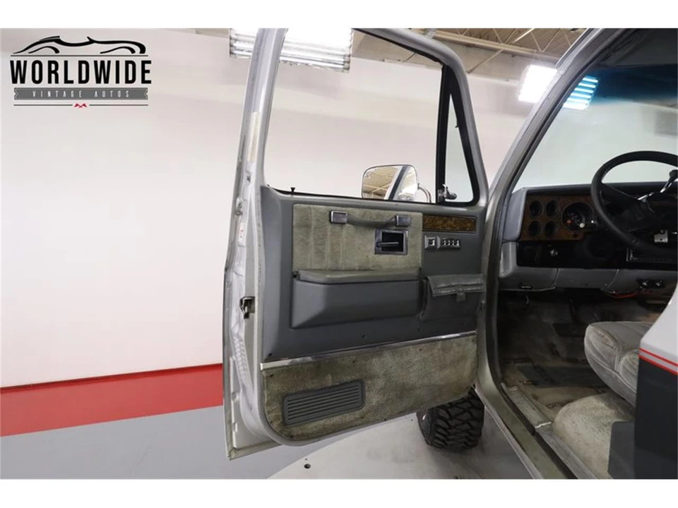 1990 Chevrolet Suburban 7th Gen - Image 22 of 31
