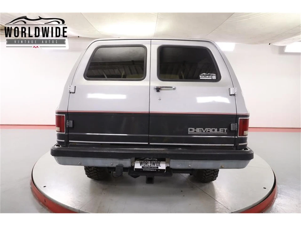 1990 Chevrolet Suburban 7th Gen - Image 12 of 31