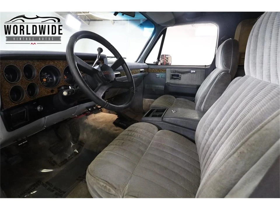 1990 Chevrolet Suburban 7th Gen - Image 24 of 31