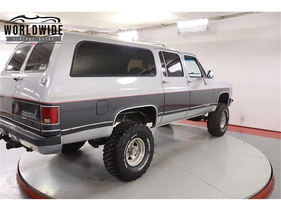 1990 Chevrolet Suburban 7th Gen - Image 18 of 31