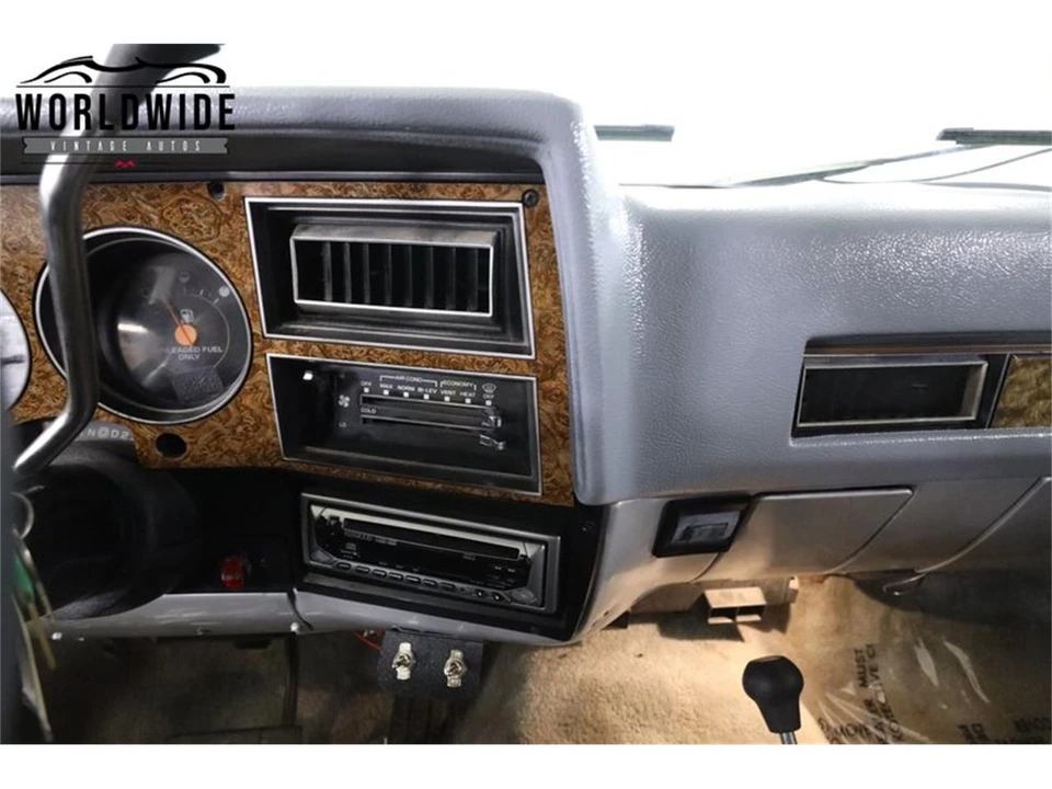 1990 Chevrolet Suburban 7th Gen - Image 26 of 31