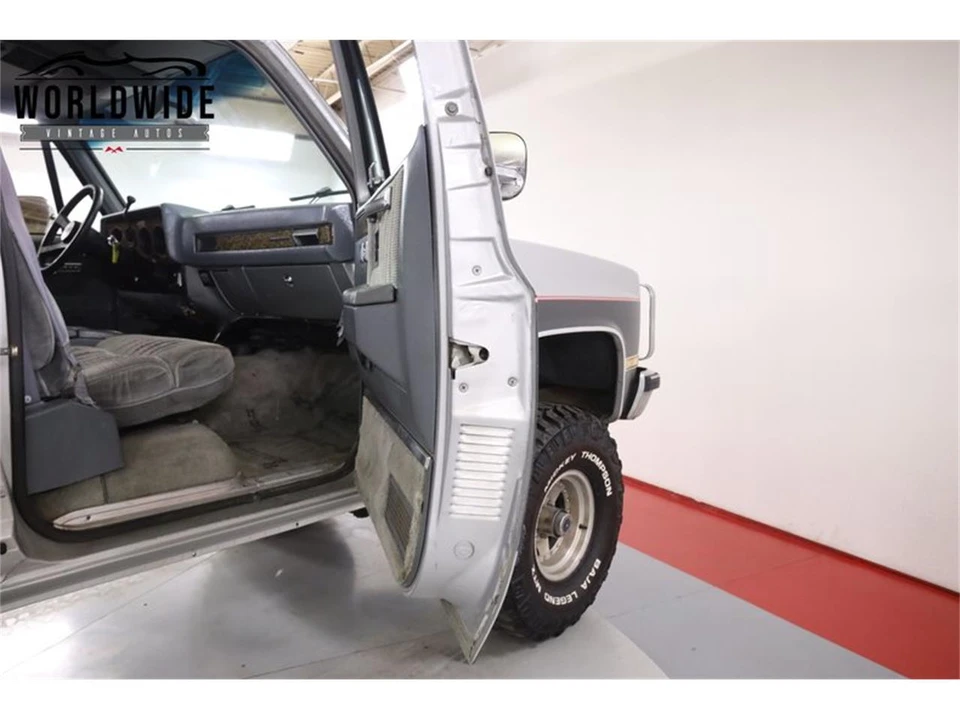 1990 Chevrolet Suburban 7th Gen - Image 30 of 31