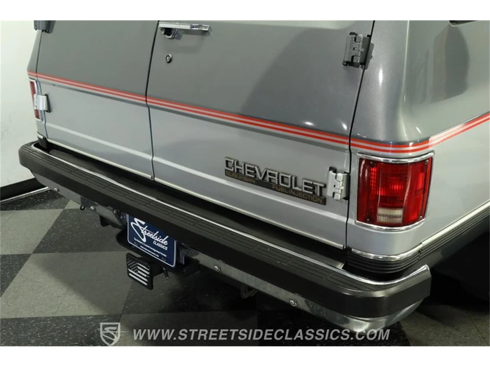 1990 Chevrolet Suburban 7th Gen - Image 25 of 31