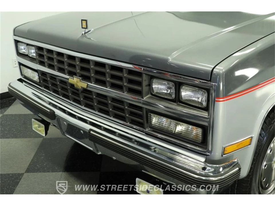 1990 Chevrolet Suburban 7th Gen - Image 19 of 31