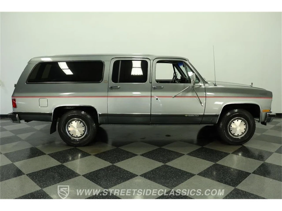 1990 Chevrolet Suburban 7th Gen - Image 13 of 31