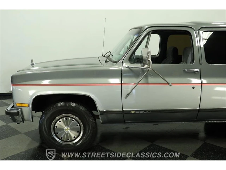 1990 Chevrolet Suburban 7th Gen - Image 23 of 31