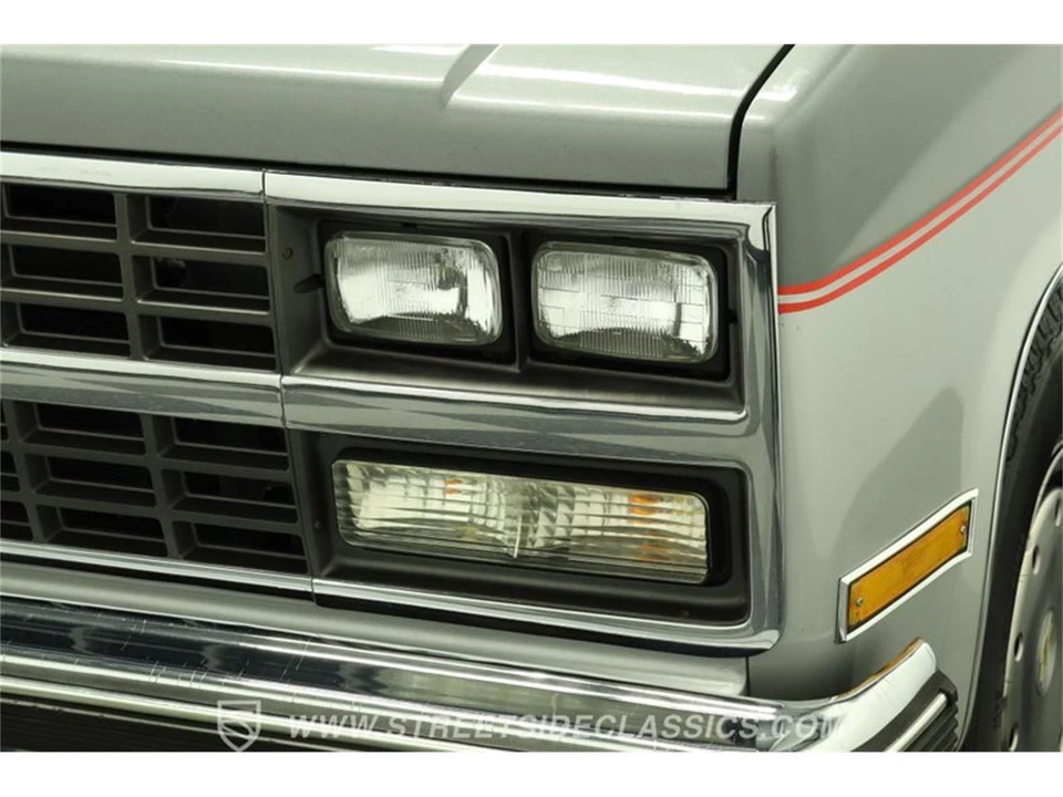1990 Chevrolet Suburban 7th Gen - Image 20 of 31