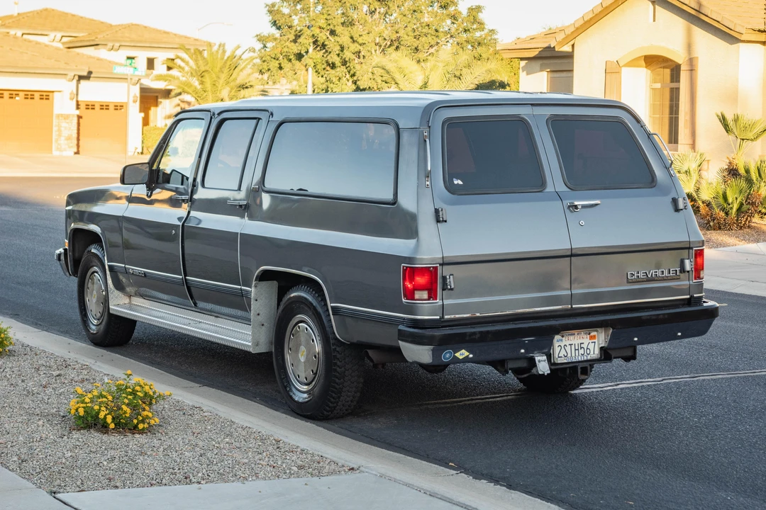 1990 Chevrolet Suburban 7th Gen - Image 7 of 31