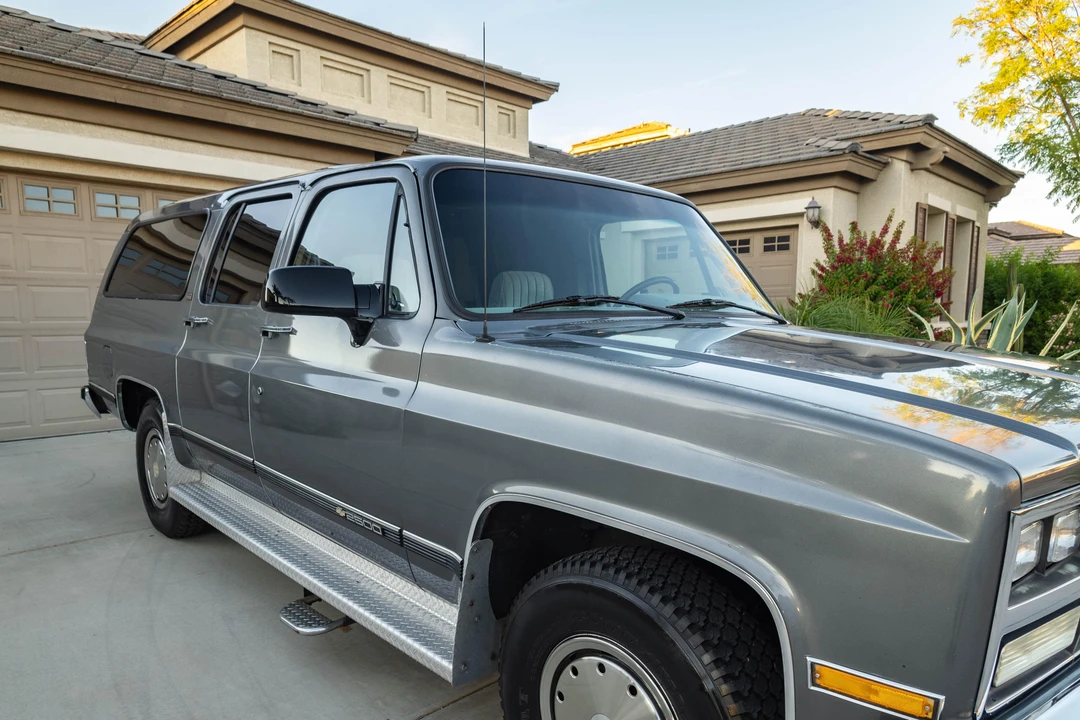 1990 Chevrolet Suburban 7th Gen - Image 26 of 31