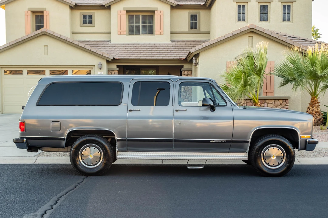1990 Chevrolet Suburban 7th Gen - Image 9 of 31