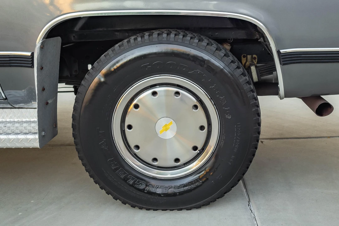 1990 Chevrolet Suburban 7th Gen - Image 28 of 31