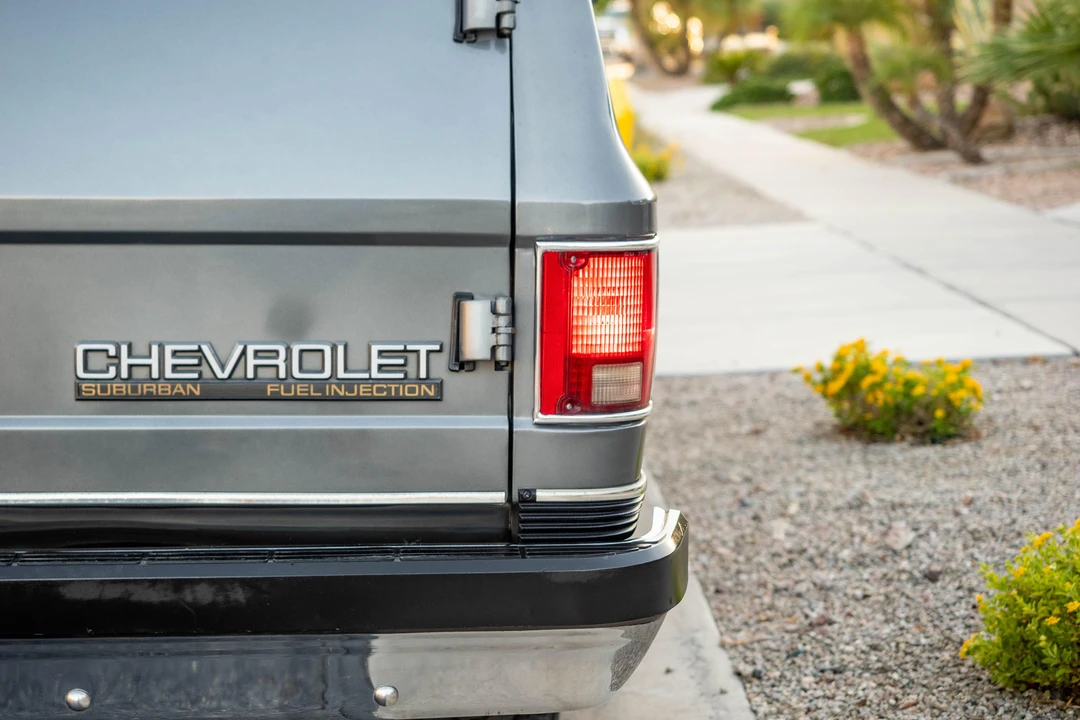 1990 Chevrolet Suburban 7th Gen - Image 22 of 31