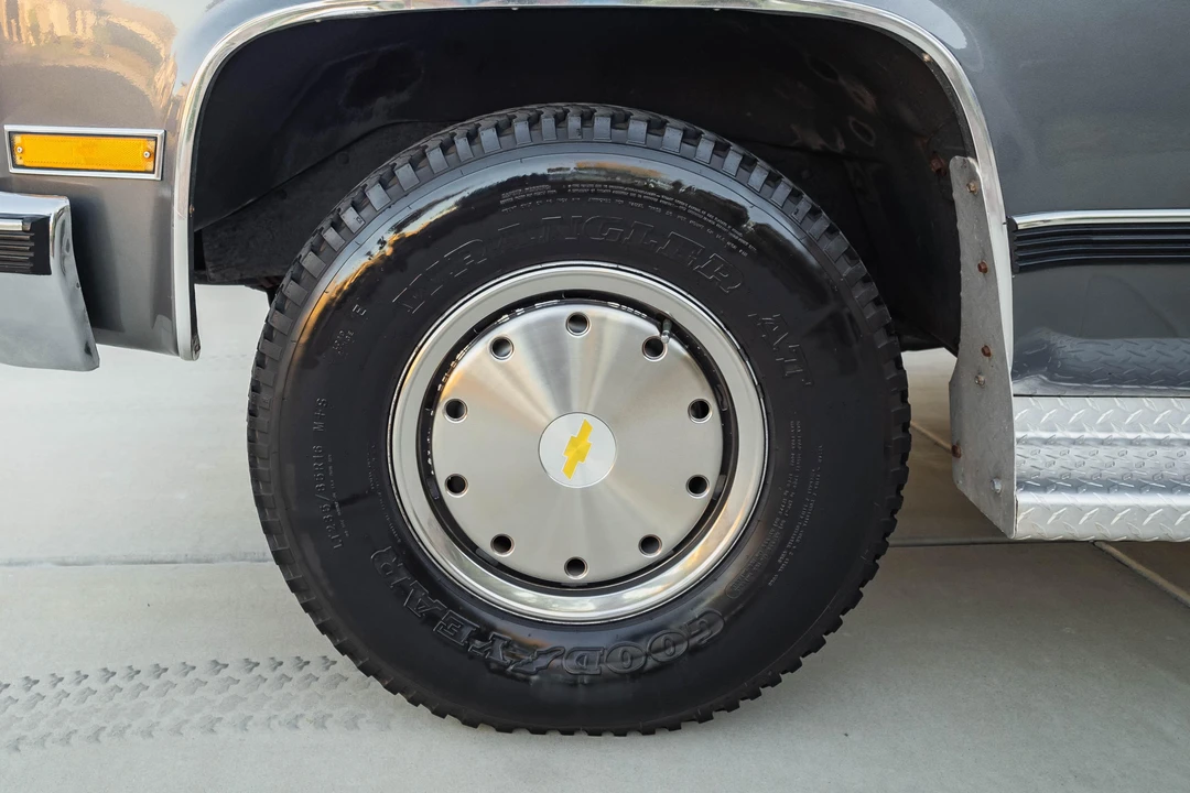 1990 Chevrolet Suburban 7th Gen - Image 27 of 31