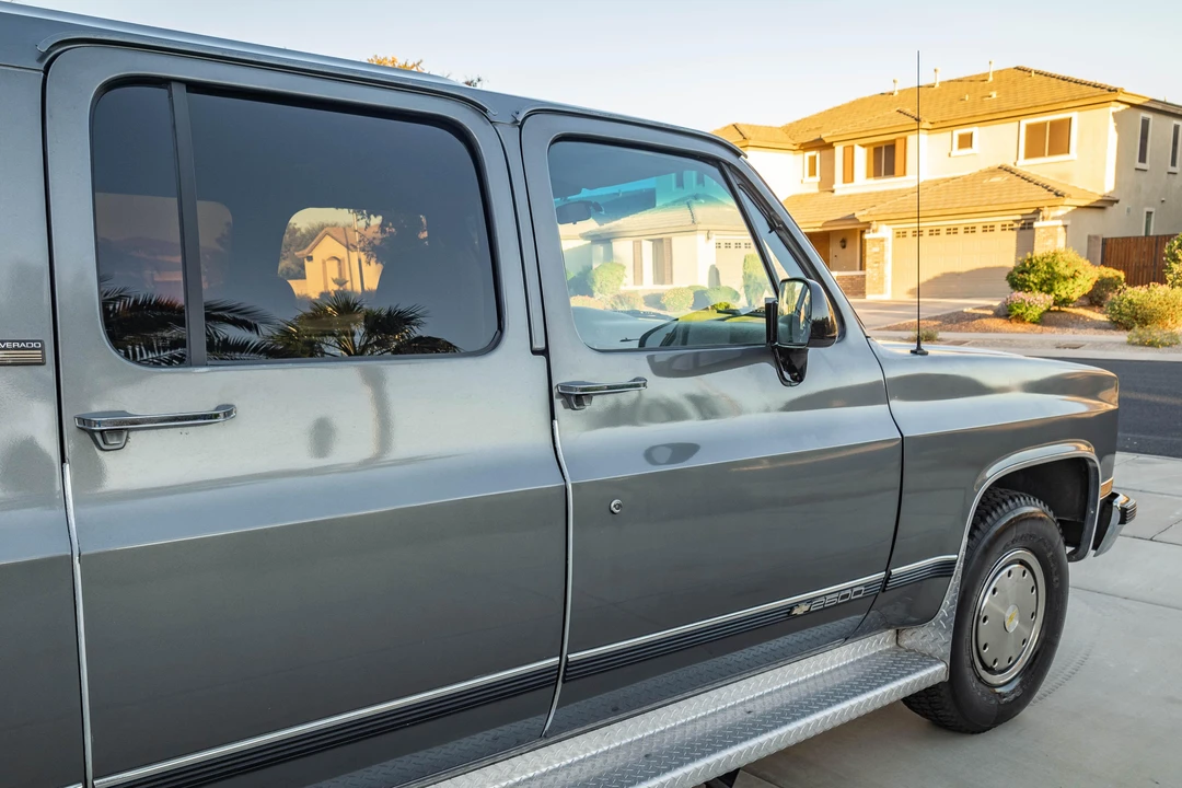 1990 Chevrolet Suburban 7th Gen - Image 24 of 31