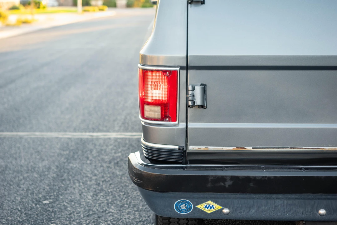 1990 Chevrolet Suburban 7th Gen - Image 17 of 31