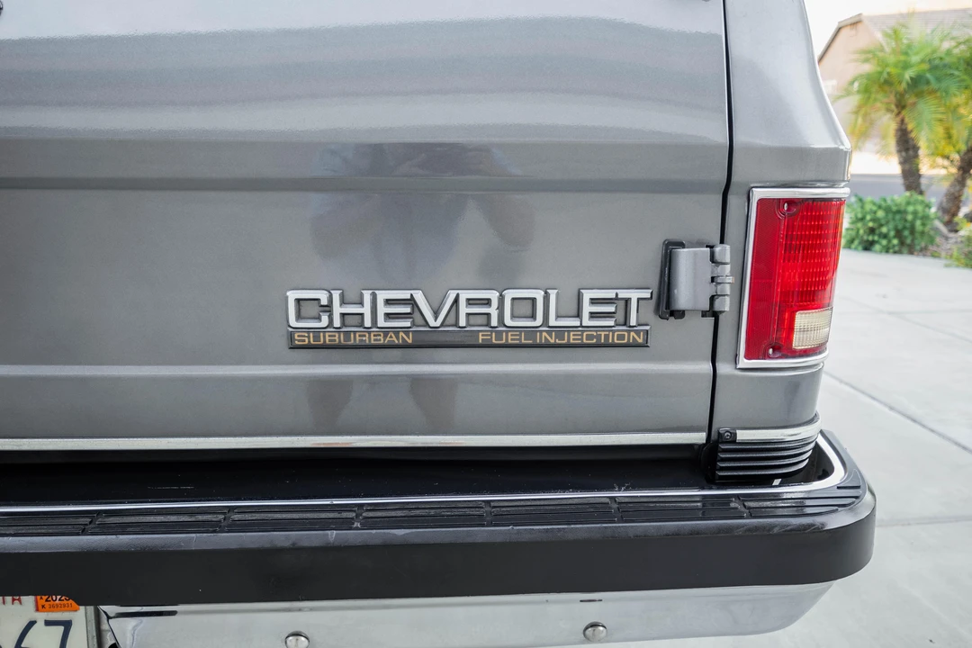 1990 Chevrolet Suburban 7th Gen - Image 21 of 31