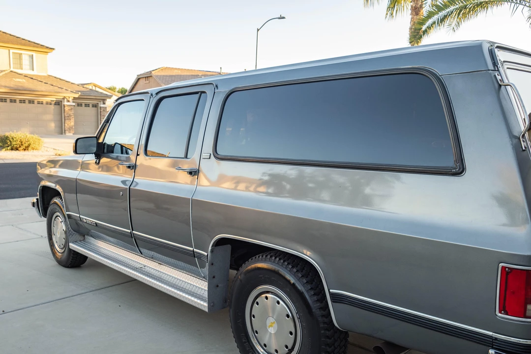 1990 Chevrolet Suburban 7th Gen - Image 16 of 31