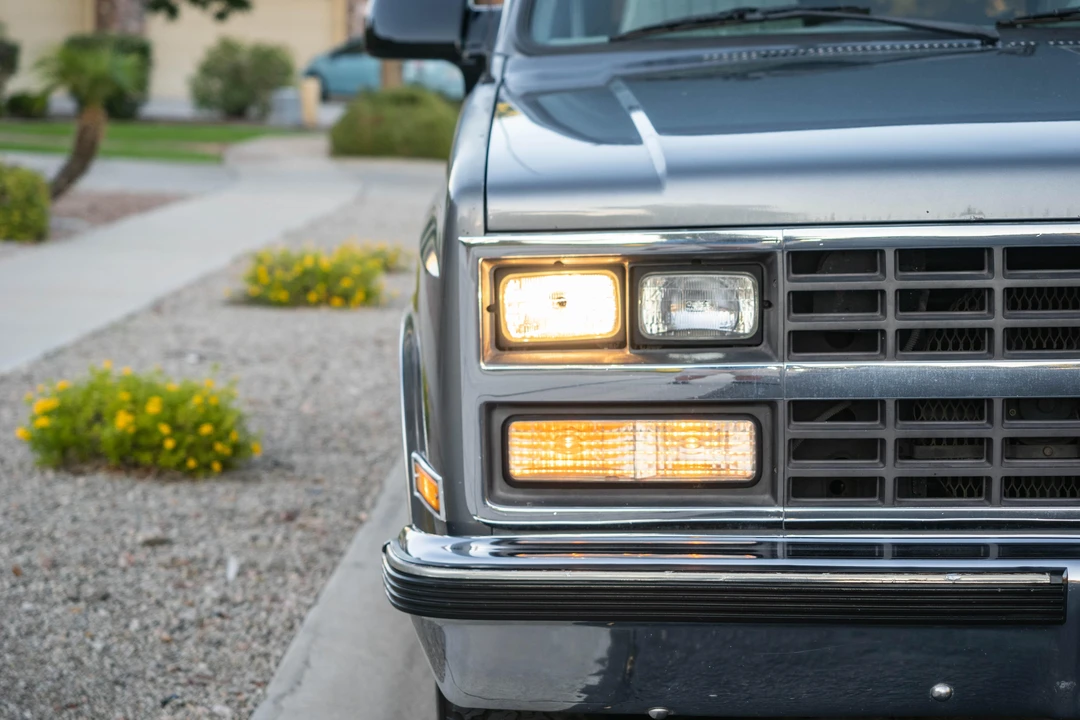 1990 Chevrolet Suburban 7th Gen - Image 11 of 31