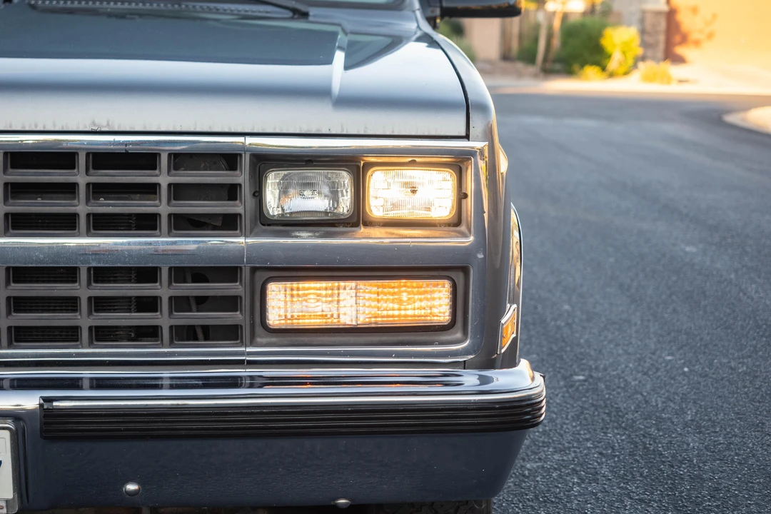 1990 Chevrolet Suburban 7th Gen - Image 12 of 31