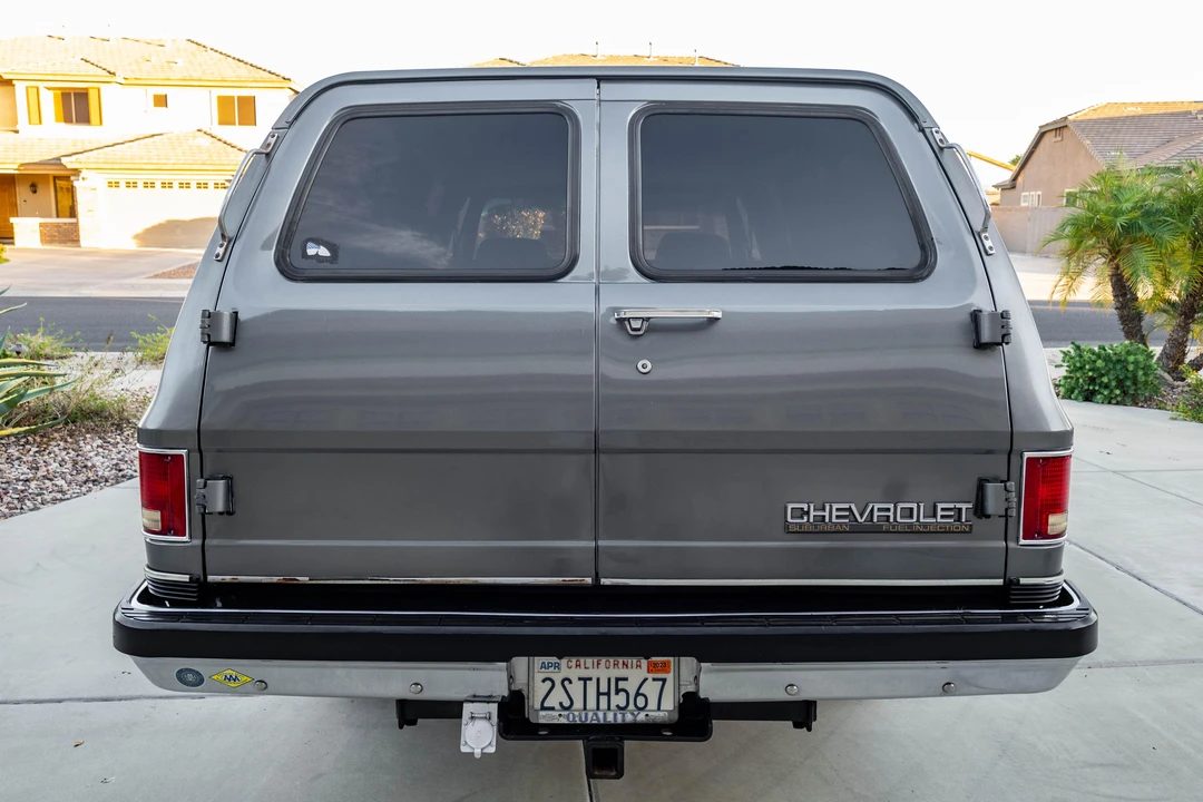 1990 Chevrolet Suburban 7th Gen - Image 8 of 31